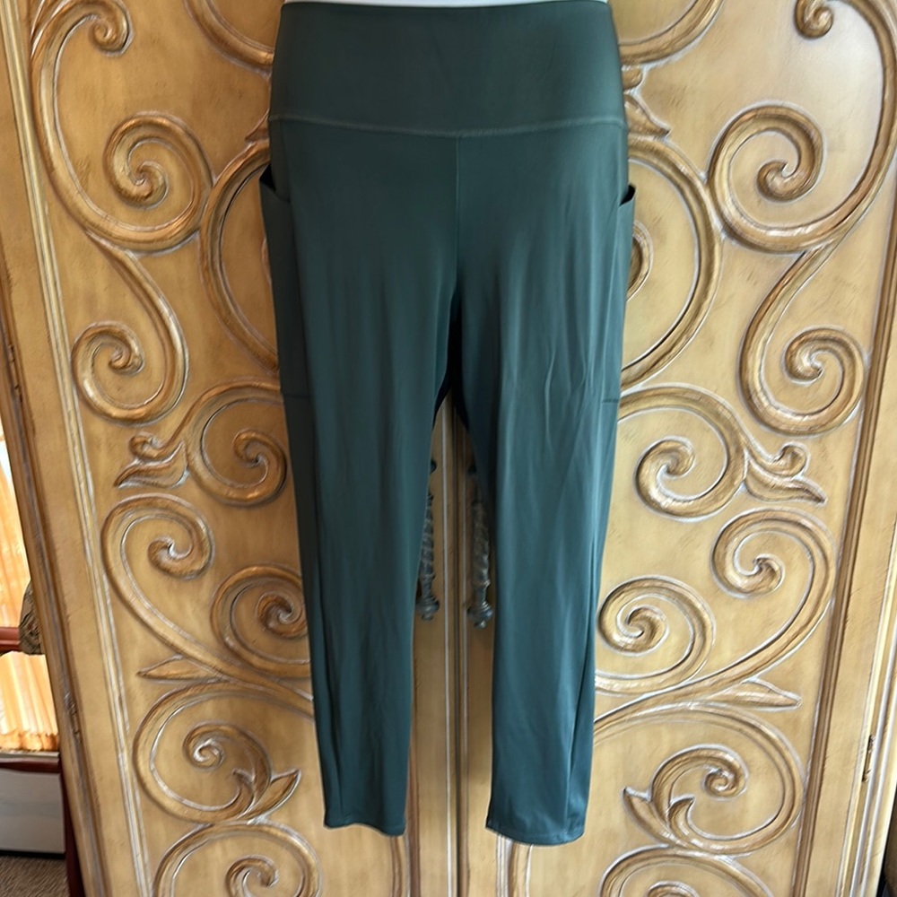 NWT Soma Green leggings with Comfortable Waistband and Stretchy Fabric